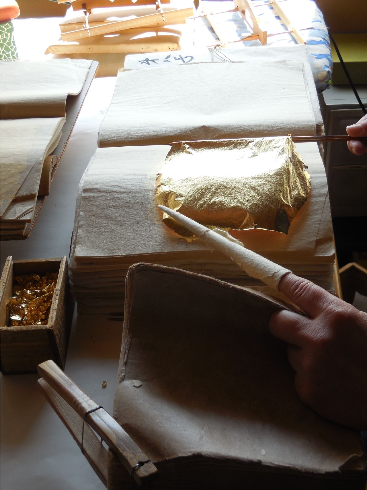 Producción tradicional del pan de oro entsuke. (© Jiji; Asociación para la Preservación de las Técnicas Tradicionales Kinpaku de Kanazawa)