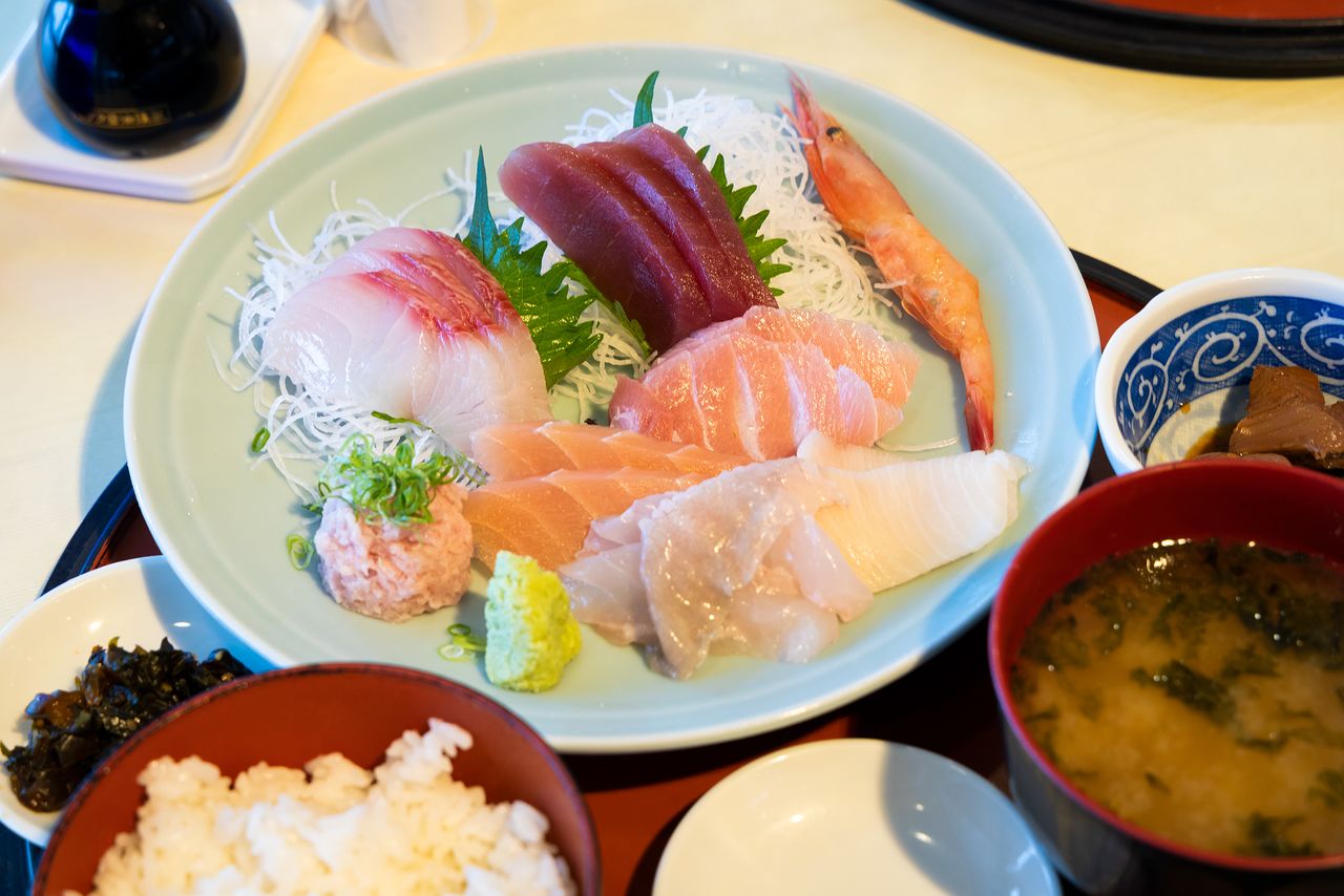 El sashimi teishoku es un plato voluminoso que lleva cortes de pescados frescos seleccionados cuidadosamente.