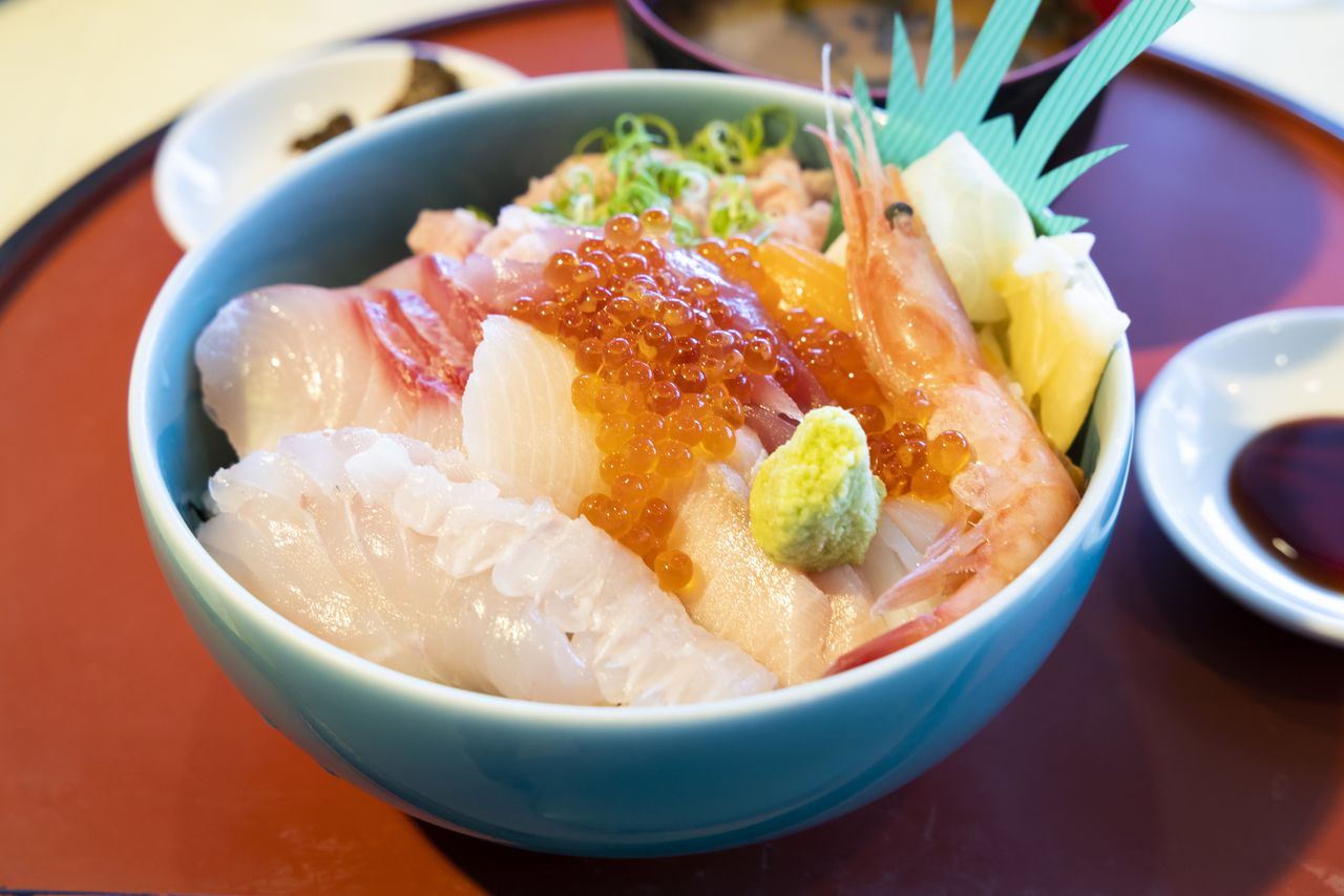 El cuenco de arroz con pescados y mariscos Ichibadon es un lujo. El menú de Wosse también tiene platos estilo occidental y menú para niños, por lo que es popular entre las familias.