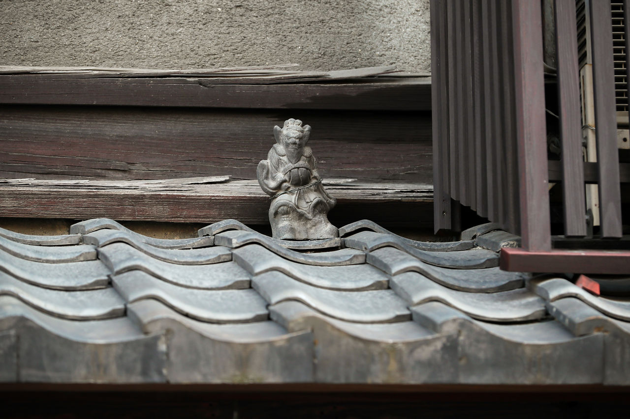 Las figuras de shōki en los tejados de las machiya protegen del mal.