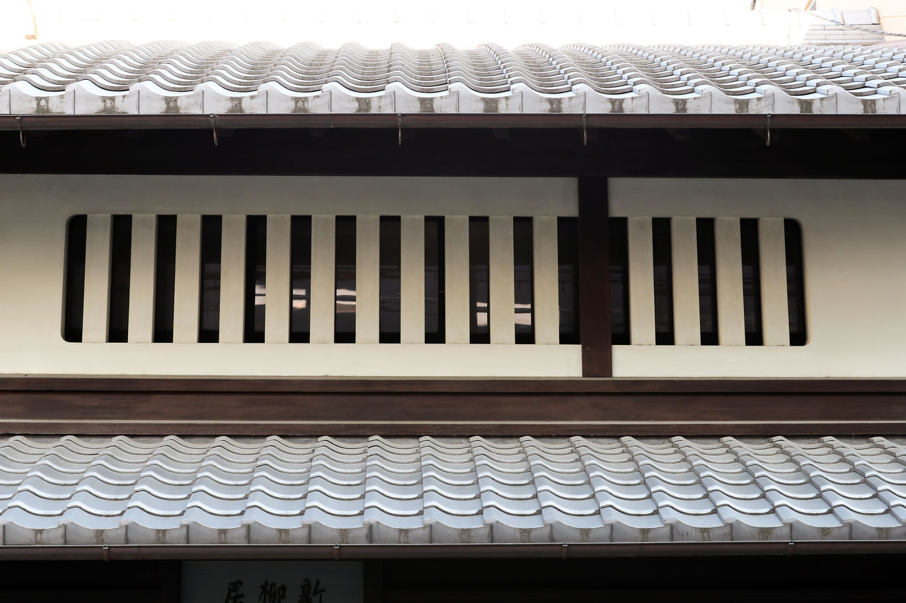 El primer piso con techo bajo de las casas tsushi-nikai se utilizaba como dormitorio de los sirvientes y como espacio de almacenamiento.