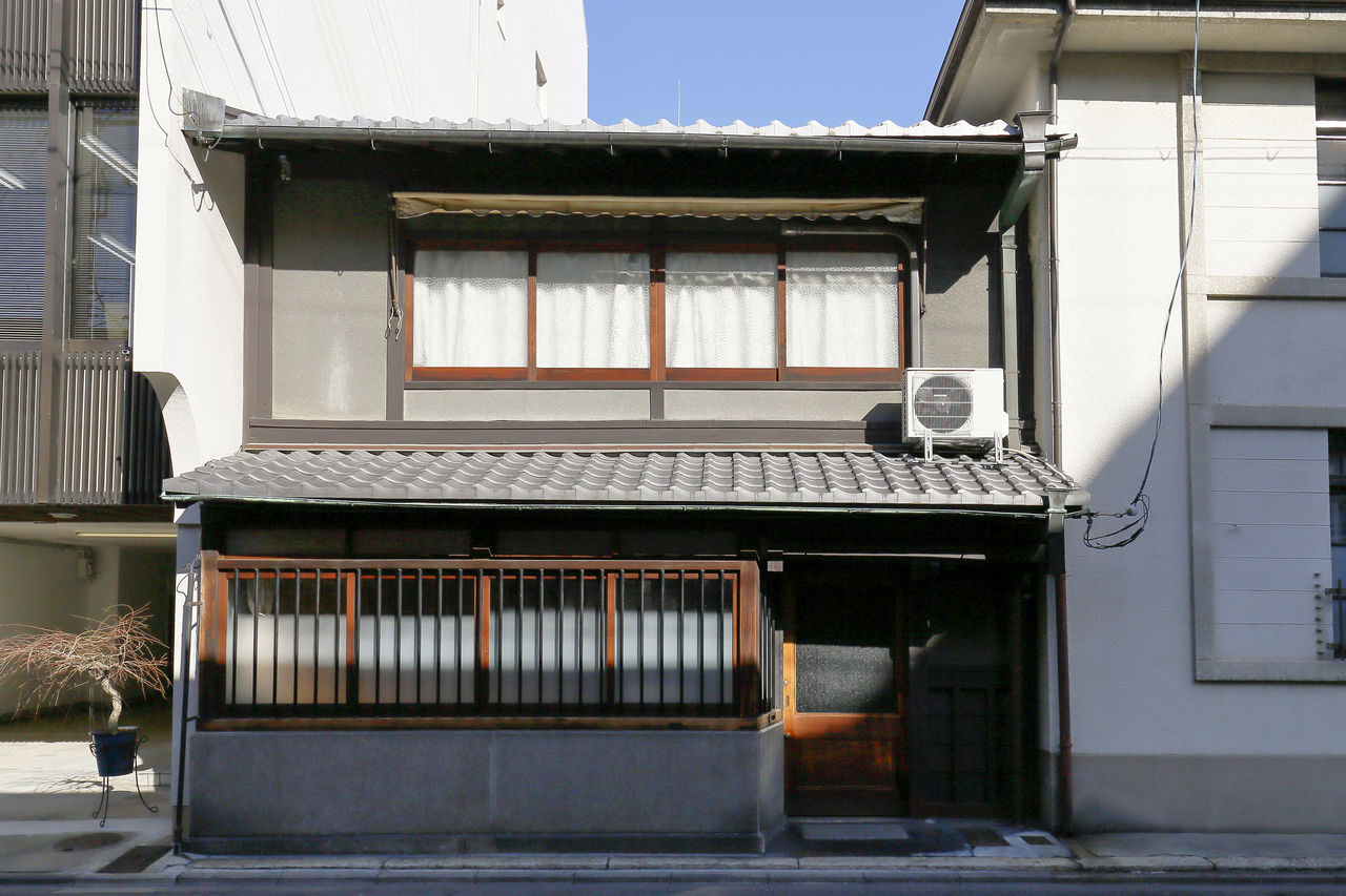 A principios del periodo Shōwa (1926-1989), sustituyeron la mitad inferior de la reja por un muro de hormigón y una reja de madera con barras metálicas.
