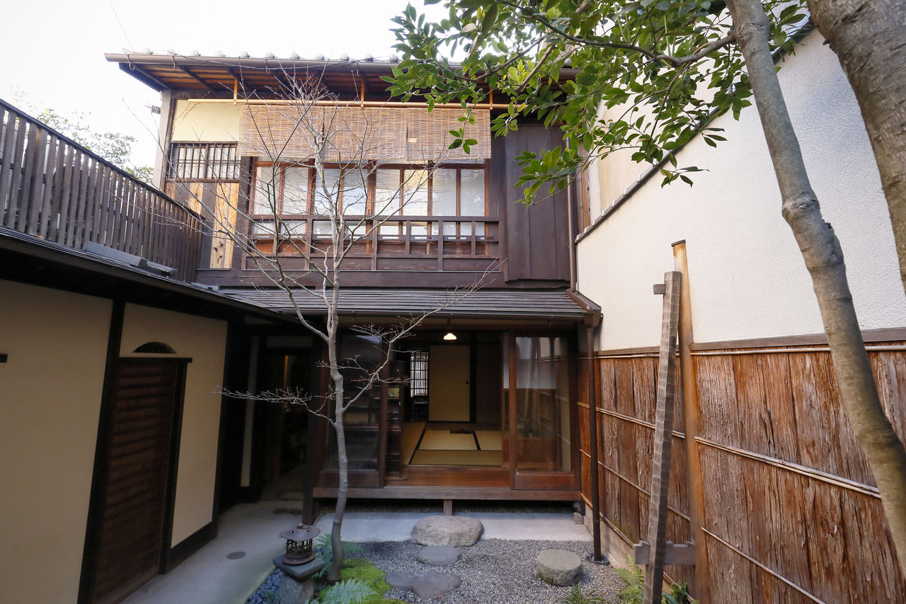 Una machiya de Kioto desde su patio.