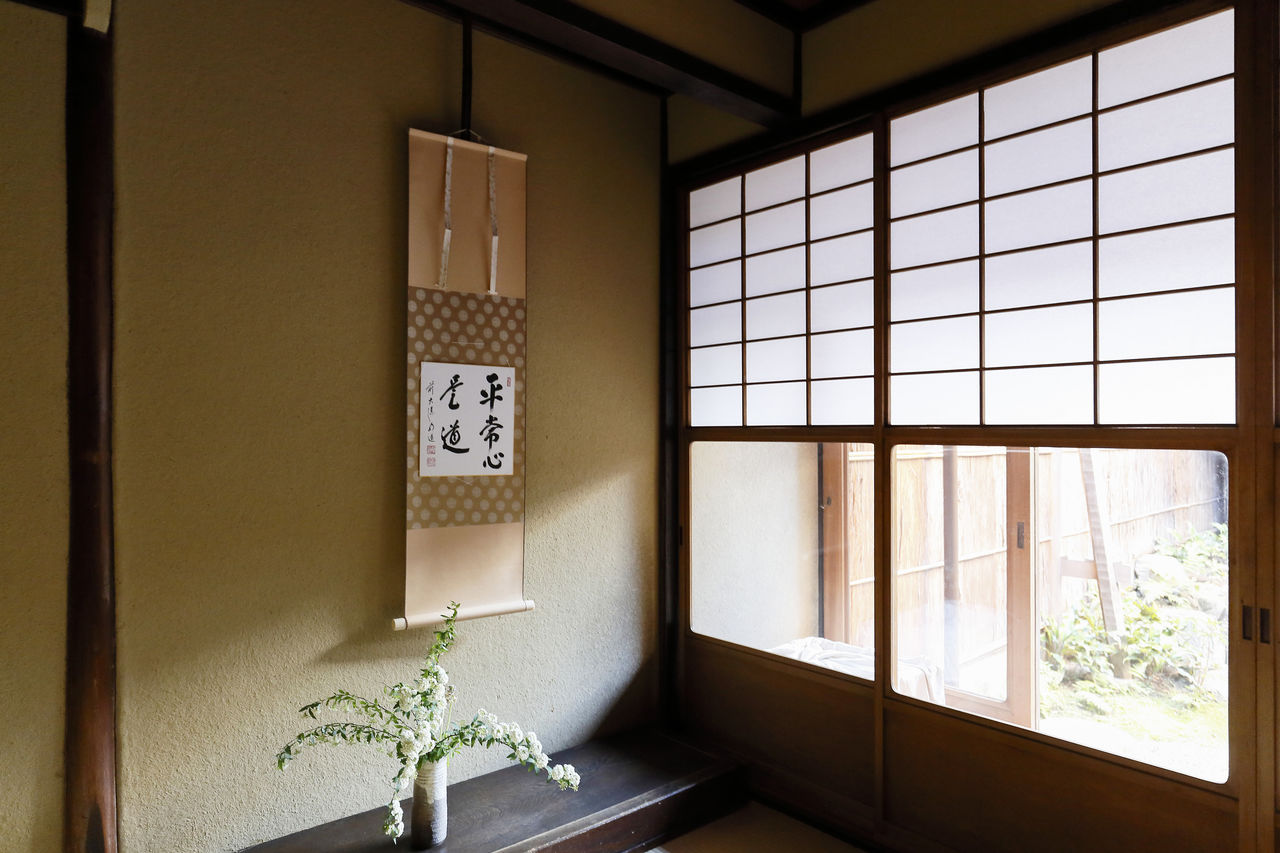 El método shinkabe-zukuri de construcción de paredes, junto a las shōji, es una forma ingeniosa de controlar la humedad.