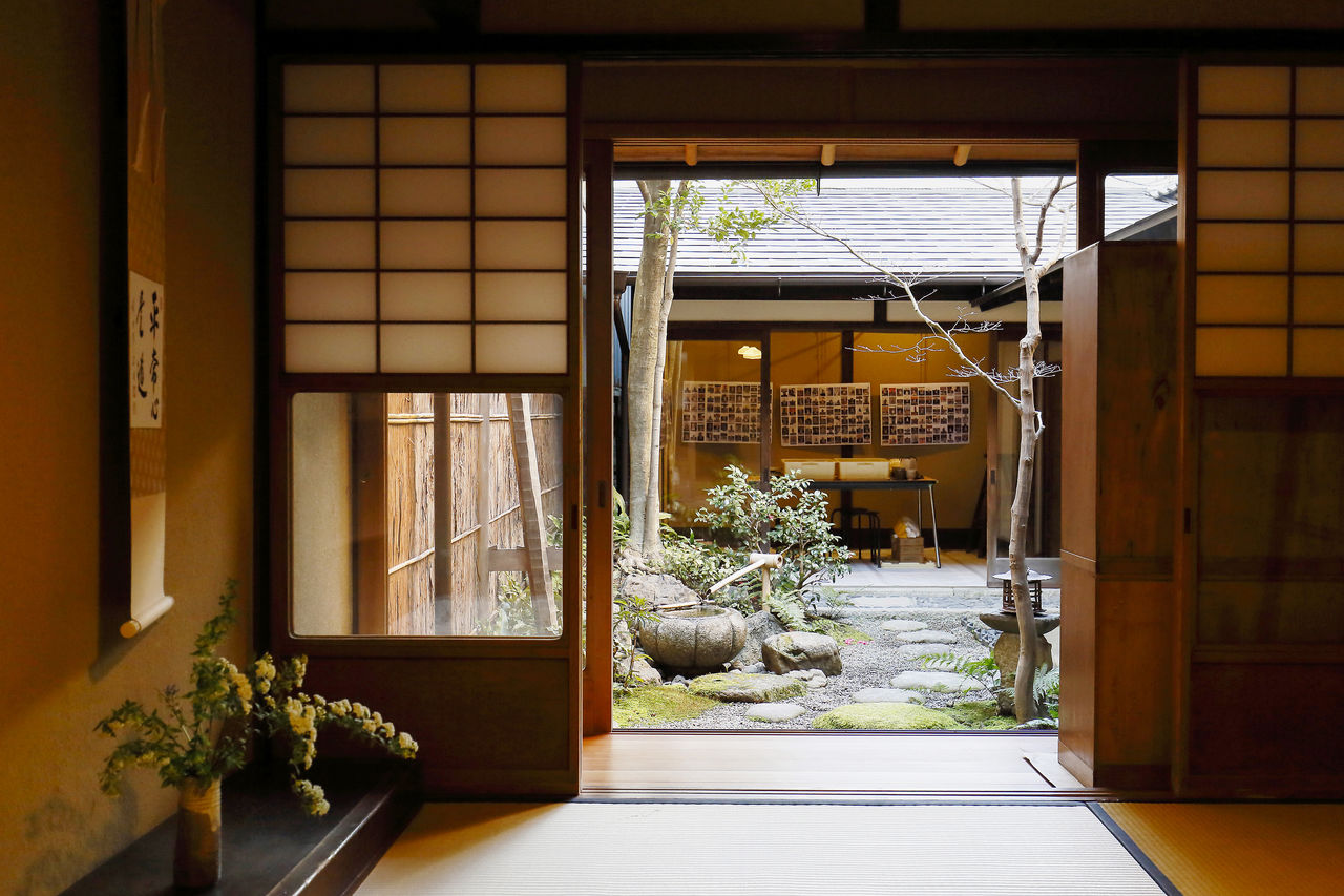 El patio permite a la machiya alternar entre sus dos funciones distintas de lugar de trabajo y residencia. Mirando el patio interior desde la sala de estar, se puede sentir su función de hacer circular el aire dentro de la casa.