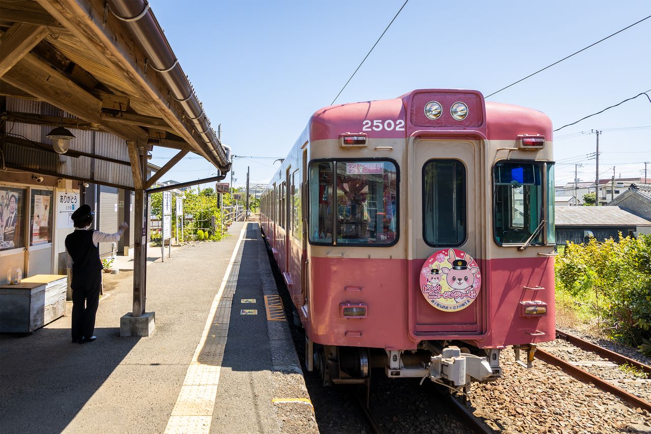 La línea local Chōshi Dentetsu es un transporte indispensable para los habitantes de la zona. En la fotografía, un empleado prepara la partida de un tren desde el andén de la estación de Tokawa.