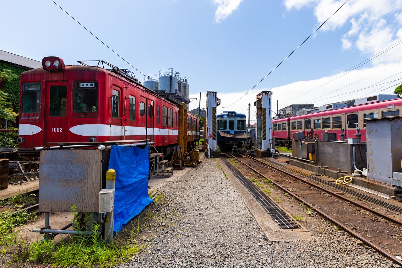 En el patio ferroviario de la estación de Nakanochō se puede ver incluso la parte inferior de los trenes.
