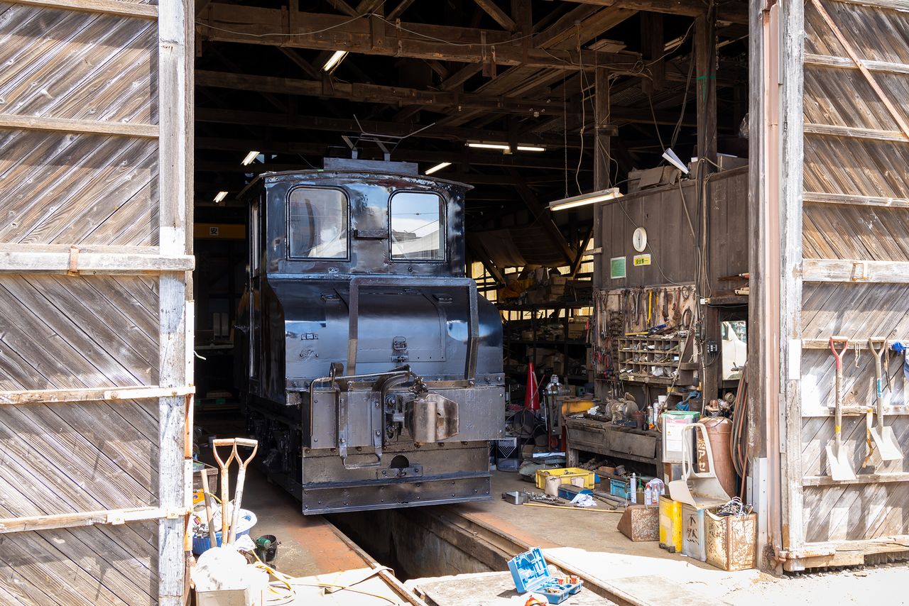 La locomotora Deki 3 dentro de un taller de reparación. 