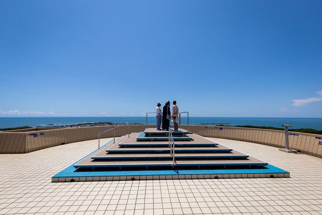 La azotea del mirador Chikyū no Maruku Mieru Oka tiene una vista de 360 grados, de los cuales 320 son los que dan al horizonte.