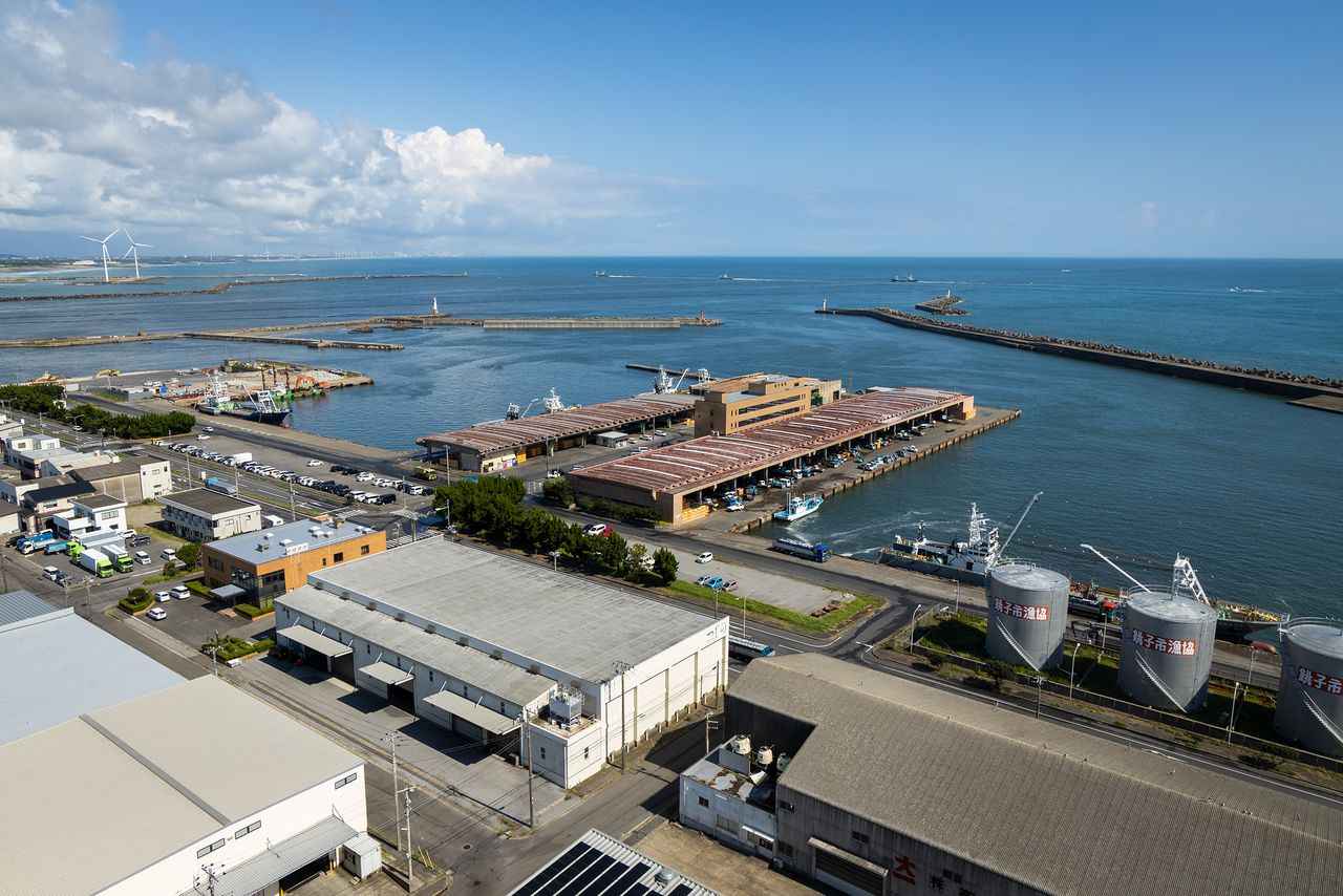 La vista del tercer mercado de venta al por mayor del puerto pesquero de Chōshi desde la torre Chōshi Port Tower.