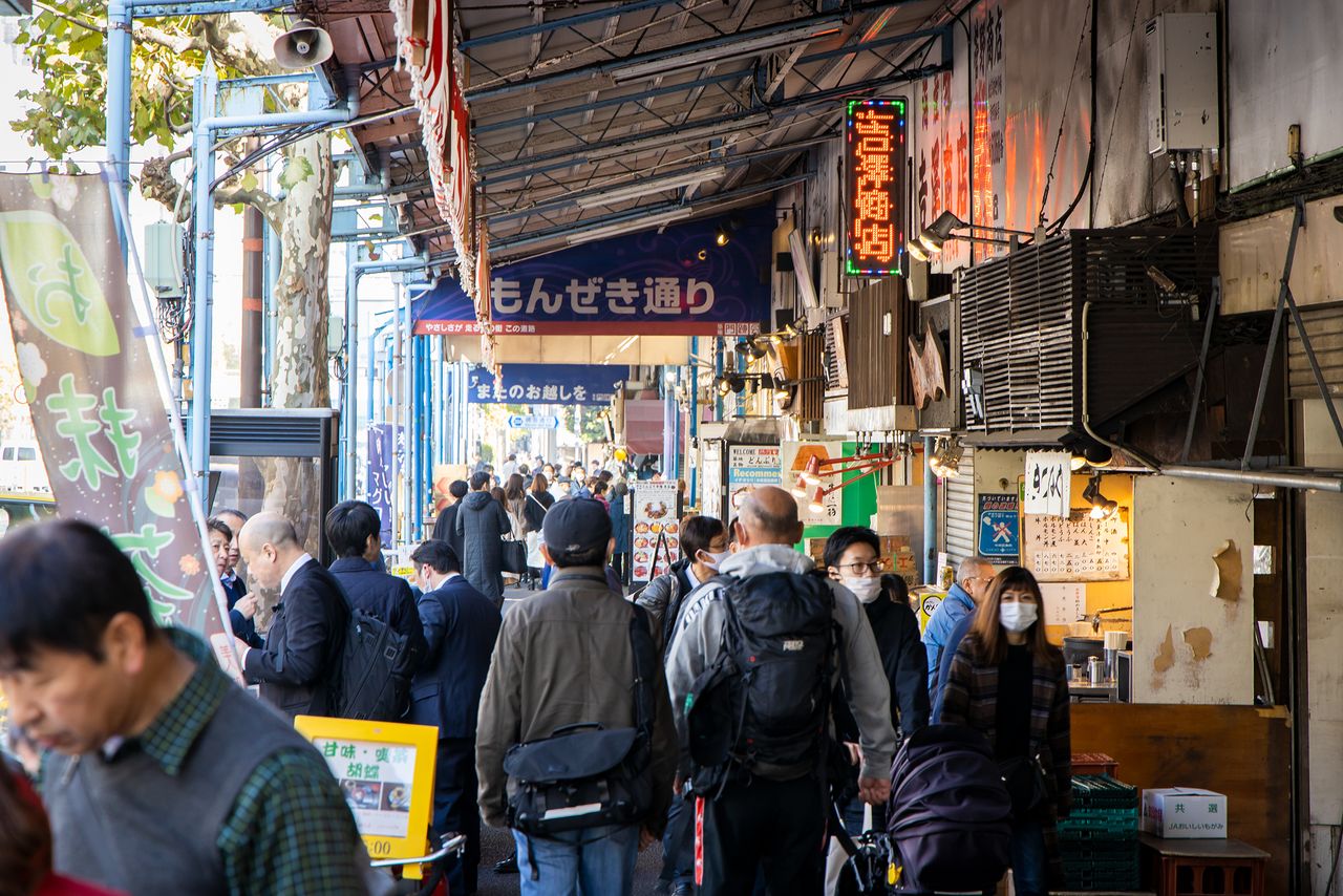 El bullicio de la calle Monzenki a lo largo de la calle Shin-Ōhashi donde se encuentra el mercado exterior de Tsukiji. Hasta la era Taishō, en esta zona había más de 50 templos subsidiarios.