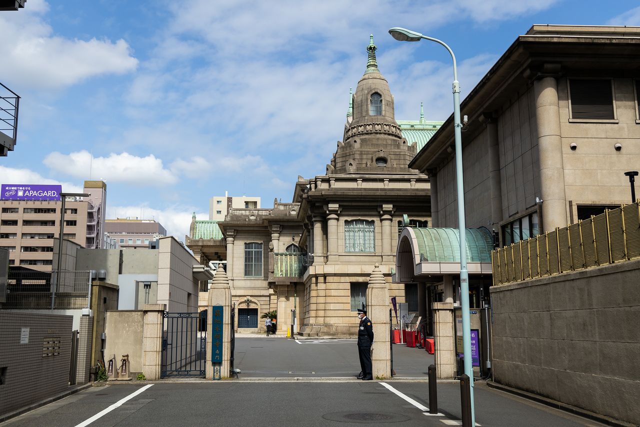 Además del pabellón principal, el muro de piedra Ōya que rodea el templo, la puerta principal, la puerta norte y la puerta sur están designados como Bienes Culturales Importantes. La foto muestra la puerta sur del lado del mercado exterior de Tsukiji.