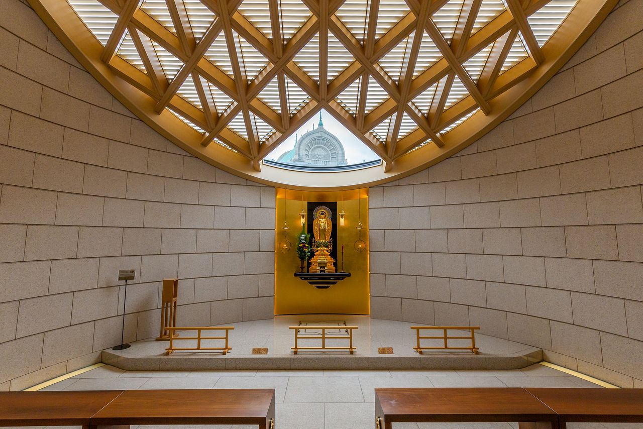 La cúpula en el centro del pabellón principal se puede ver desde la capilla, lo que hace que uno se sienta como si estuviera de la mano de la deidad principal.