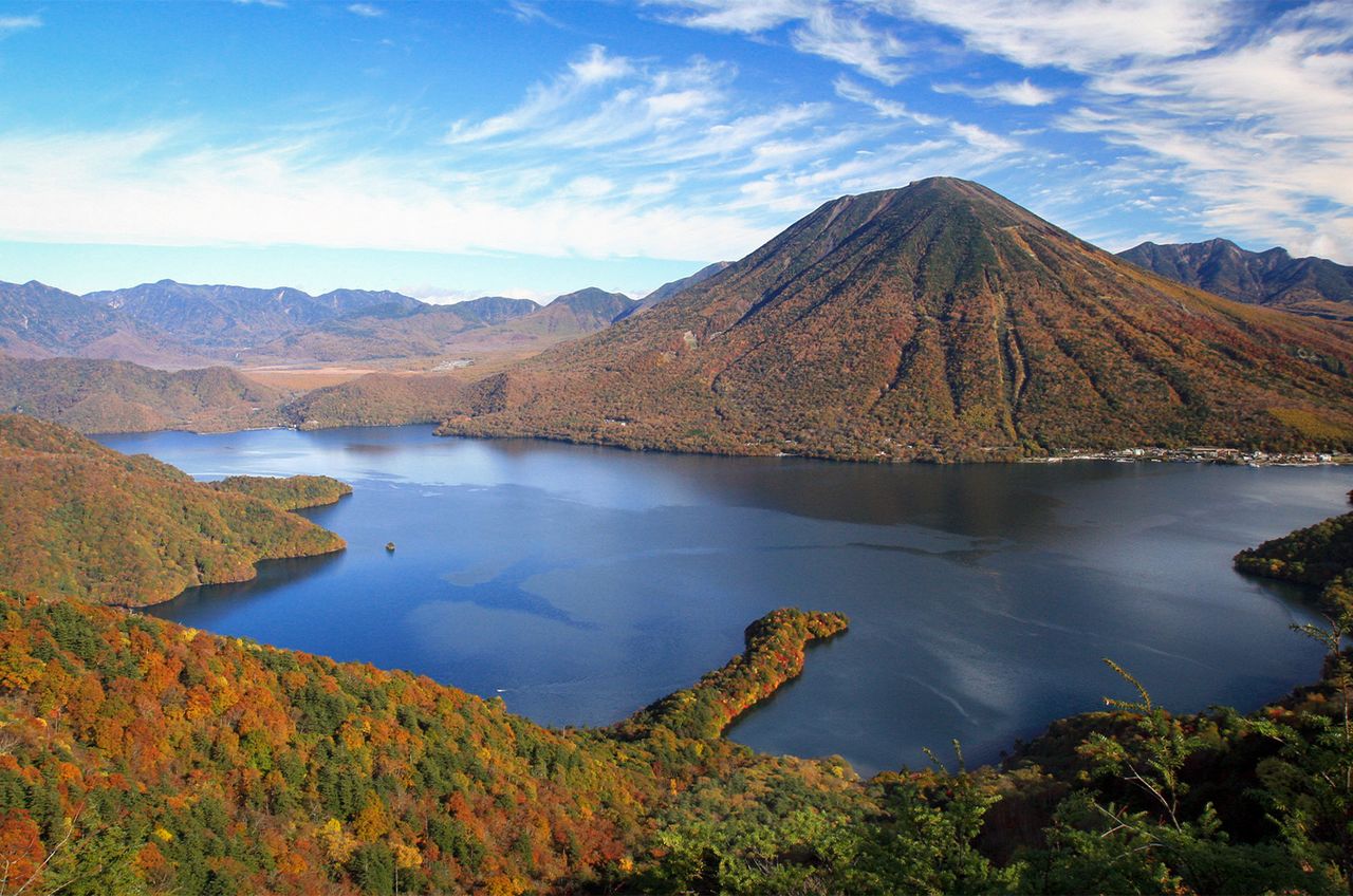 El monte Nantai y el lago Chūzenji, lugares perfectos para disfrutar de paisajes otoñales y hogar de los Santuarios y Templos de Nikkō, Patrimonio de la Humanidad. (Imagen de la Asociación de la Industria Turística de la Prefectura de Tochigi)