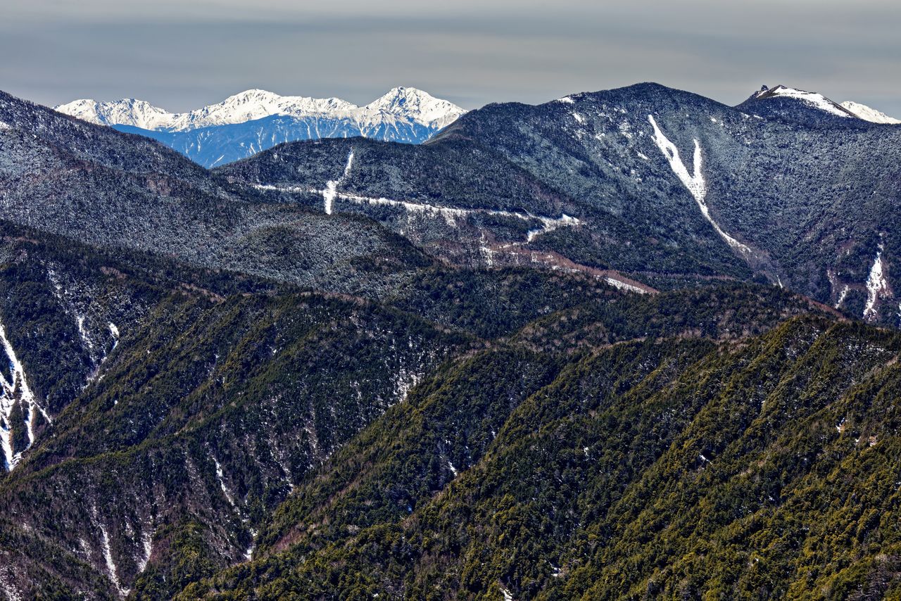 La vista de los montes Kinpusan y Shirane, cubiertos por la nieve, desde el monte Kobushigatake. (Imagen de PIXTA)