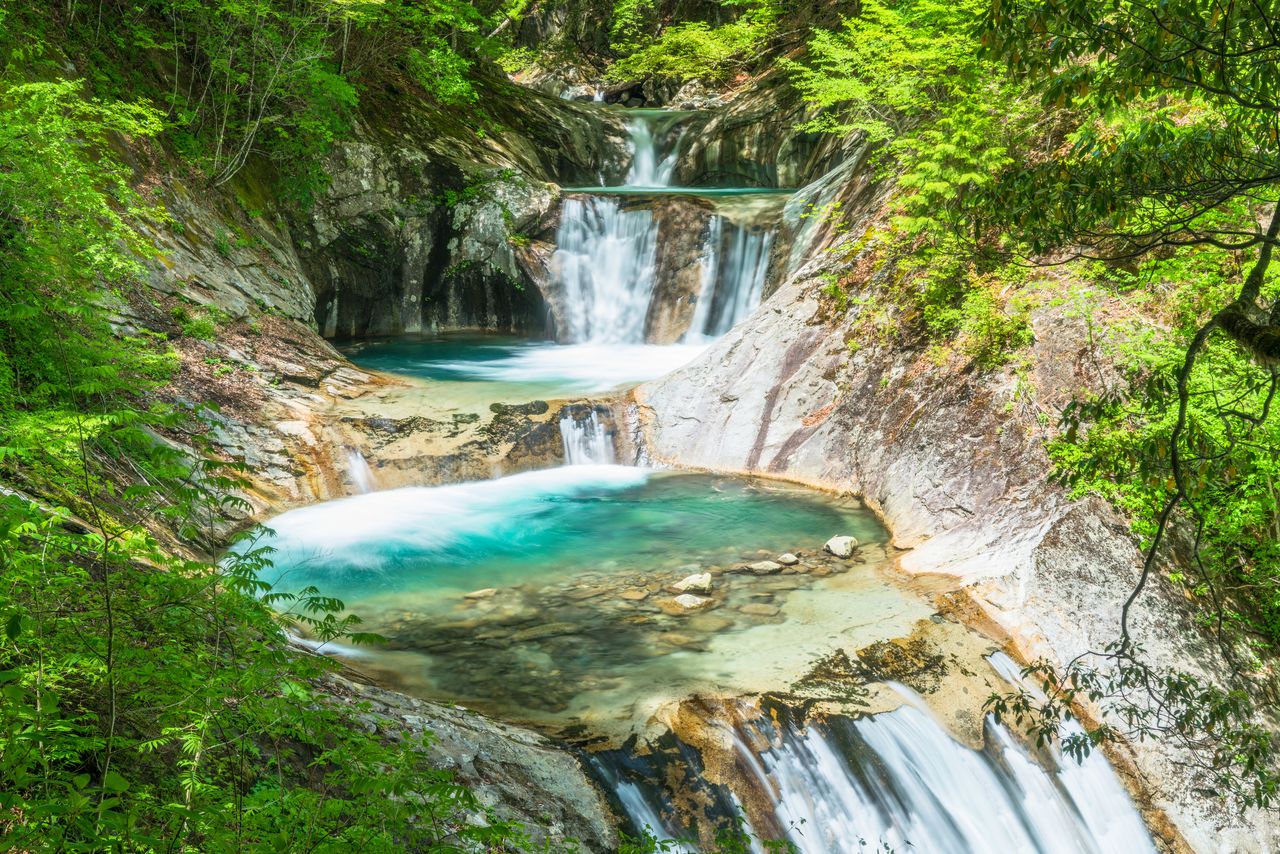 La cascada de Nanatsugama-godan, en el valle de Nishizawa. (Imagen de PIXTA)