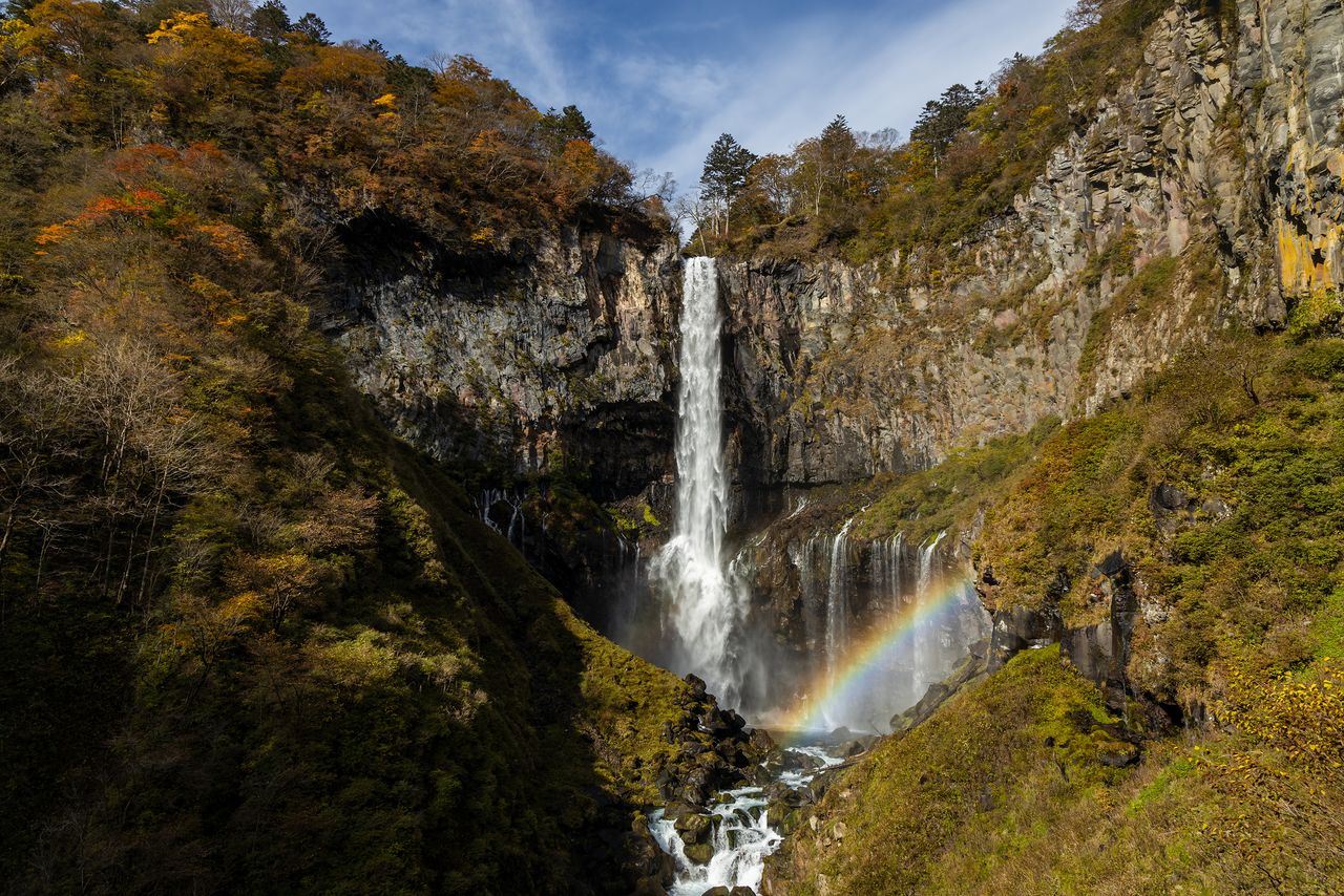 La cascada de Kegon con un arcoíris sobre su cuenca. Fotografía tomada a finales de octubre a las nueve de la mañana.