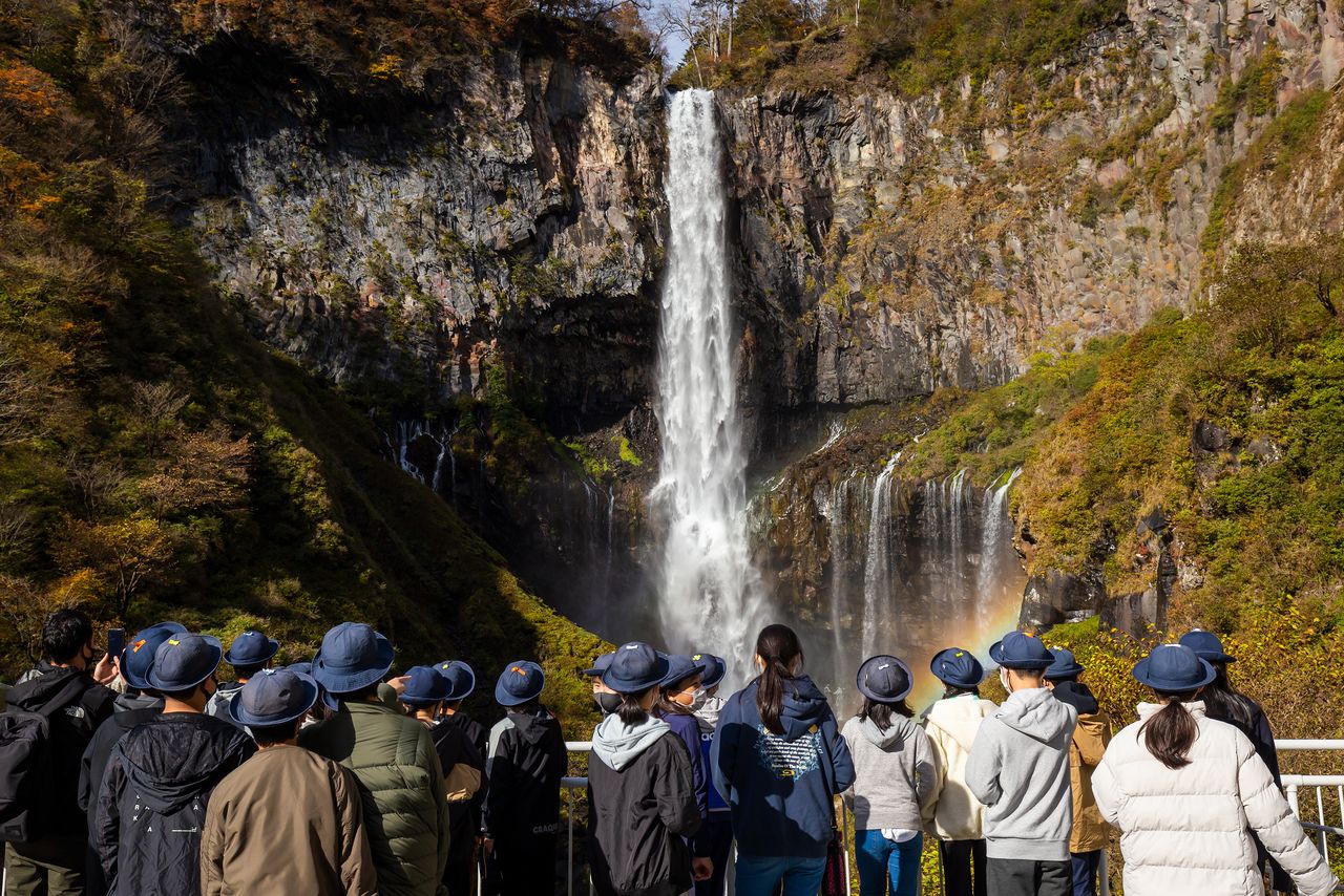 Los estudiantes que visitaron la cascada como parte de una excursión se sorprendieron cuando apareció un arcoíris.