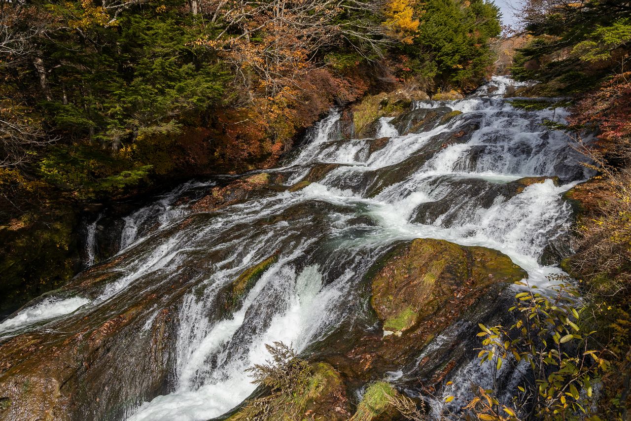 En la ribera de la cascada se encuentra el parque Ryūzu no Taki Enchi. La imagen fue tomada desde el mirador del punto medio.