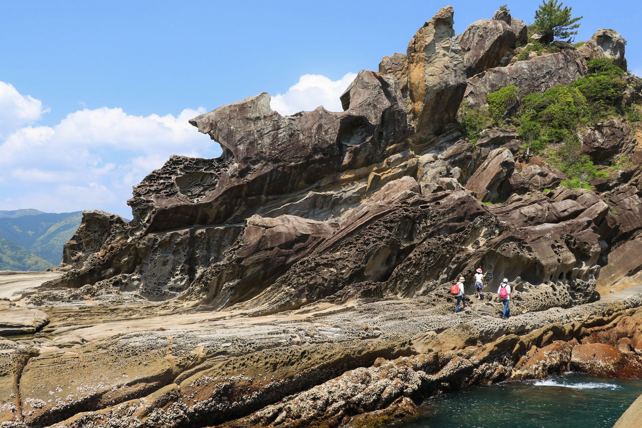En la playa Tatsukushi se extiende un paisaje rocoso esculpido por la naturaleza.