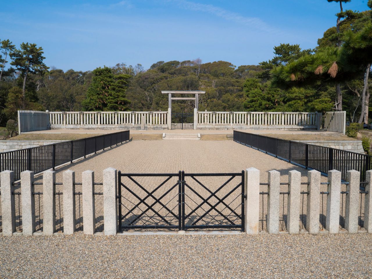 El lugar de adoración del sepulcro del Emperador Nintoku. Solo desde aquí se puede ver la tumba directamente.