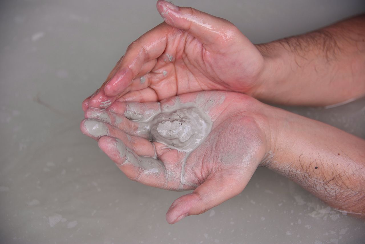 En la parte inferior del baño, se acumula el lodo formado por la condensación de los componentes del agua termal. Incluso hay clientes habituales desde los viejos tiempos que se embadurnan con el barro la cara y el cuerpo mientras se bañan.
