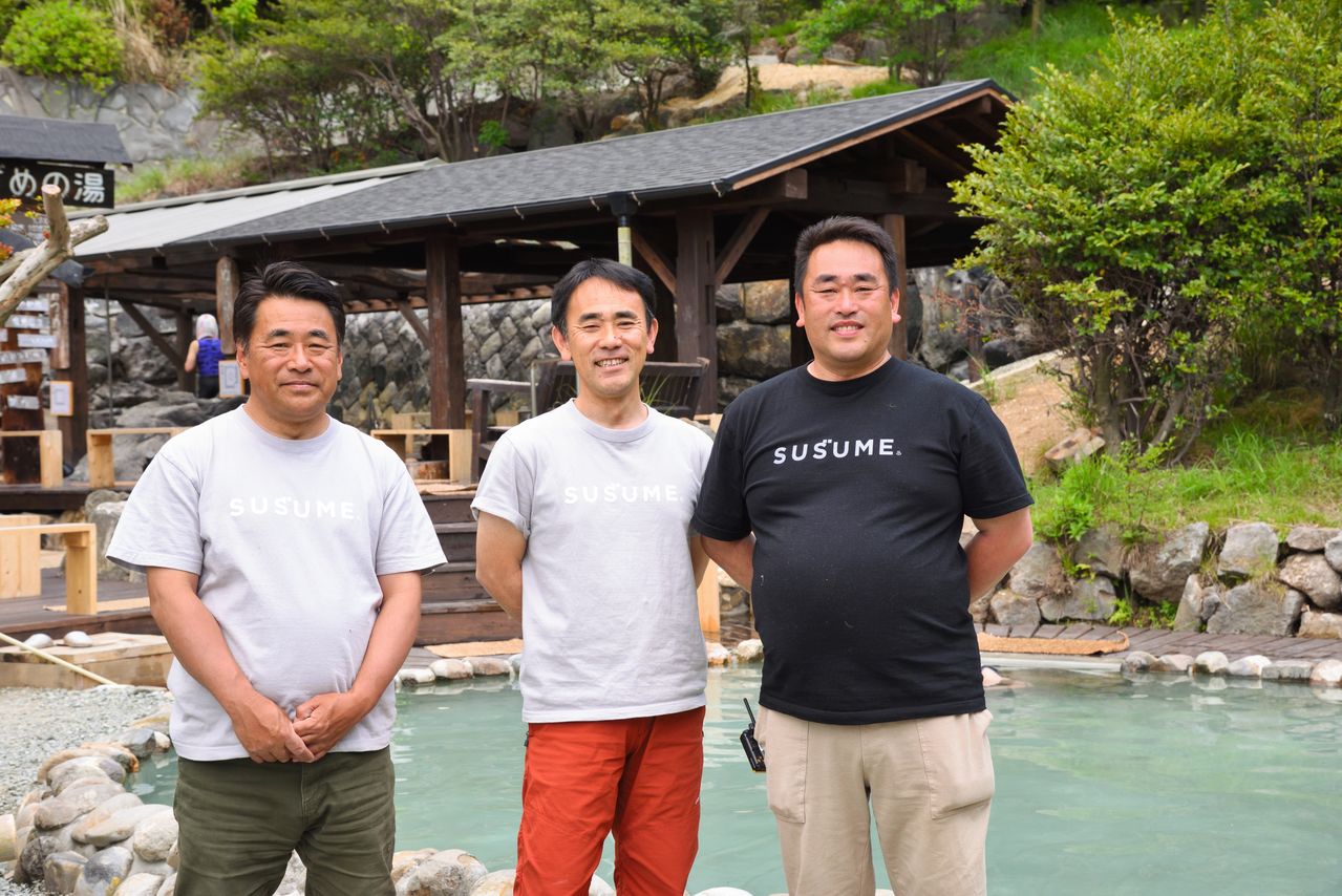 De izquierda a derecha: Kawazu Makoto, hijo primogénito y presidente de Seifusō; Kawazu Kenji, hijo segundo y vicepresidente; y Kawazu Susumu, tercer hijo y director.