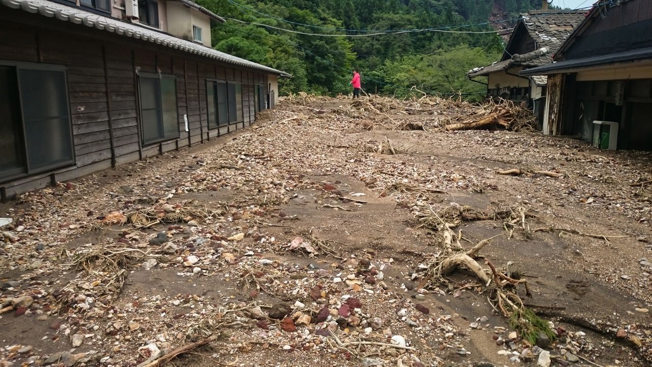 La desastrosa situación después de la lluvia torrencial de 16 de junio de 2016. La mayor parte del lugar quedó enterrada por la corriente de escombros