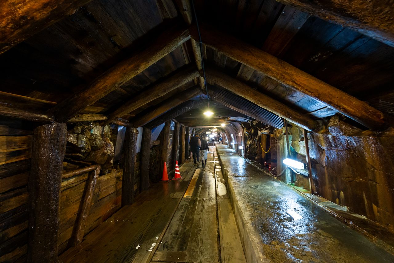 Inmediatamente después de descender del trenecito, se puede disfrutar de la exposición en los pasillos fríos de la mina.