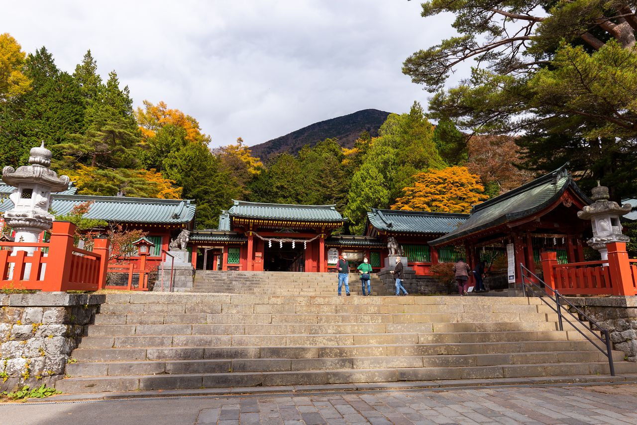 La puerta Karamon del santuario de Chūgū en las orillas del lago Chūzenji. Al fondo se asoma el monte sagrado Nantai.