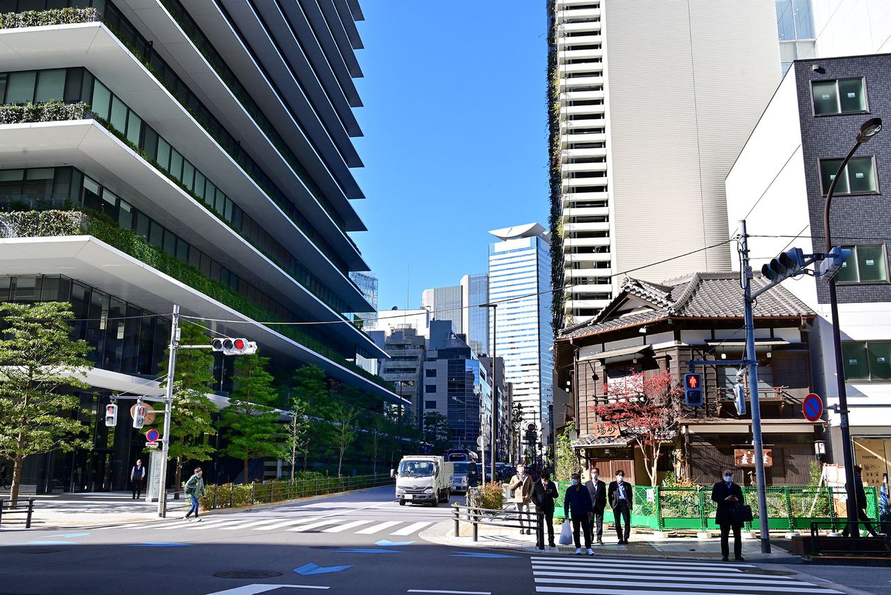 A la izquierda del restaurante de soba Sunaba, que se conserva entre los rascacielos, pasa la calle que antaño se llevaba el nombre de Yabukōji. El bosquecillo de bambú debía de crecer donde ahora están los árboles de la izquierda.