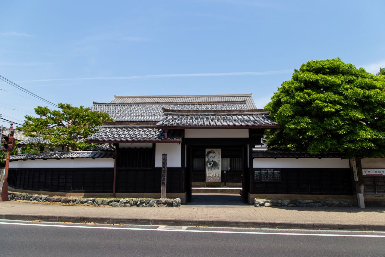 El Museo Conmemorativo de Lafcadio Hearn, situado en el extremo occidental de la calle Shiomi Nawate.