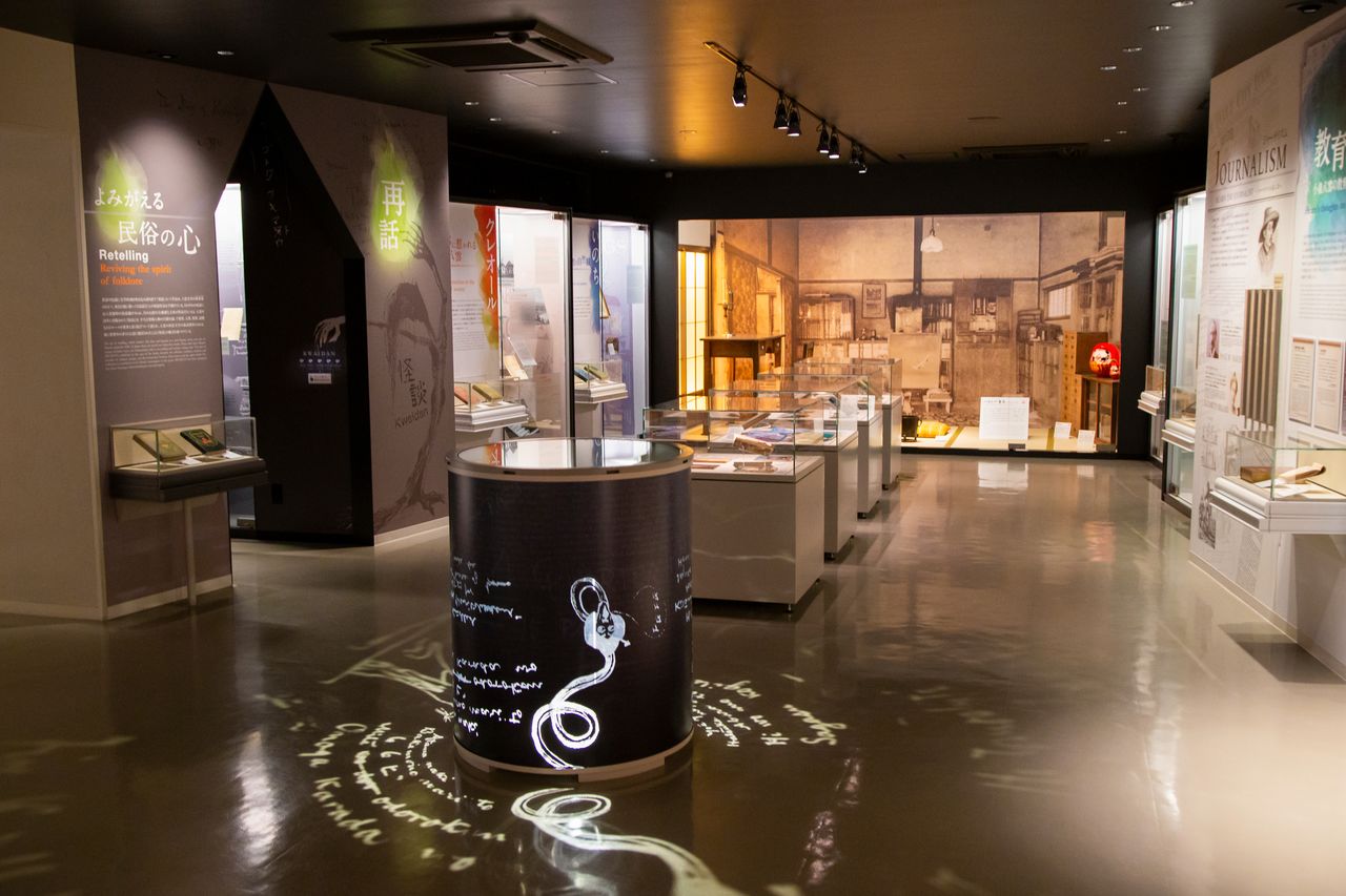 La segunda sala de exposiciones tiene un aspecto moderno. A la izquierda, la sección “Recontando historias”. 