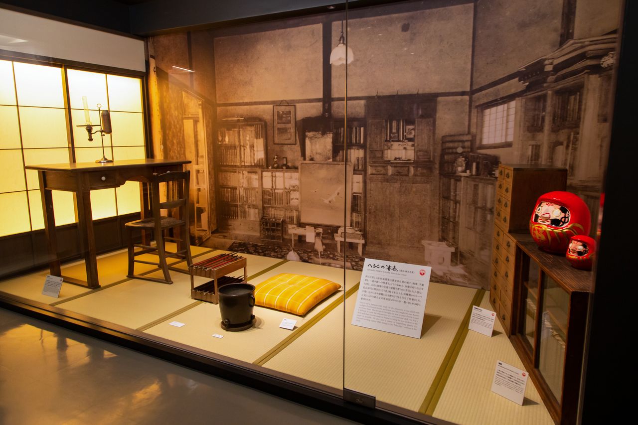 En la sección “El estudio de Hearn” se recrea cómo era la sala donde trabajaba cuando vivía en Nishi-Ōkubo, en Tokio. 