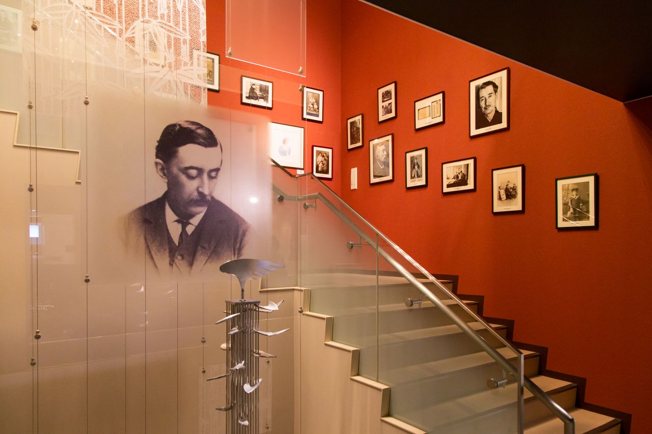 En las escaleras se exhiben algunas fotos de valor, así como obras de arte relacionadas con el escritor. 
