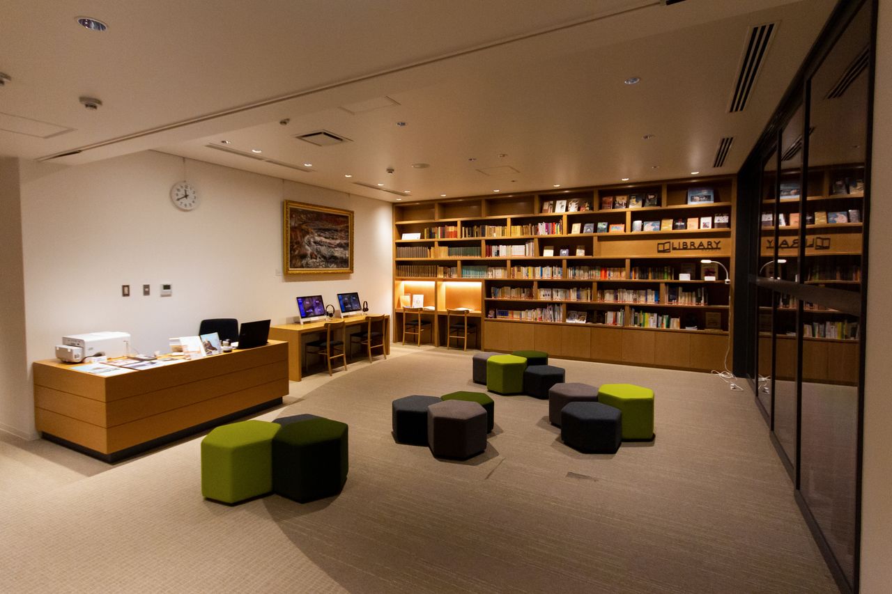 La biblioteca del museo es un espacio acogedor. En sus ordenadores se puede consultar sobre la obra de Hearn y los lugares relacionados con él.