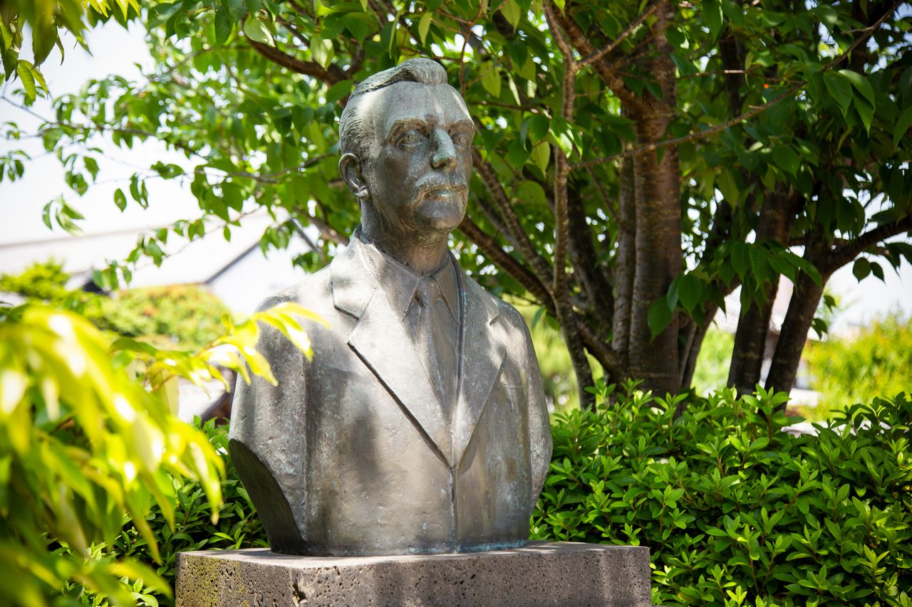 Un busto de bronce de Lafcadio Hearn protege Matsue desde delante de la antigua residencia del escritor, a orillas del río Hori. 