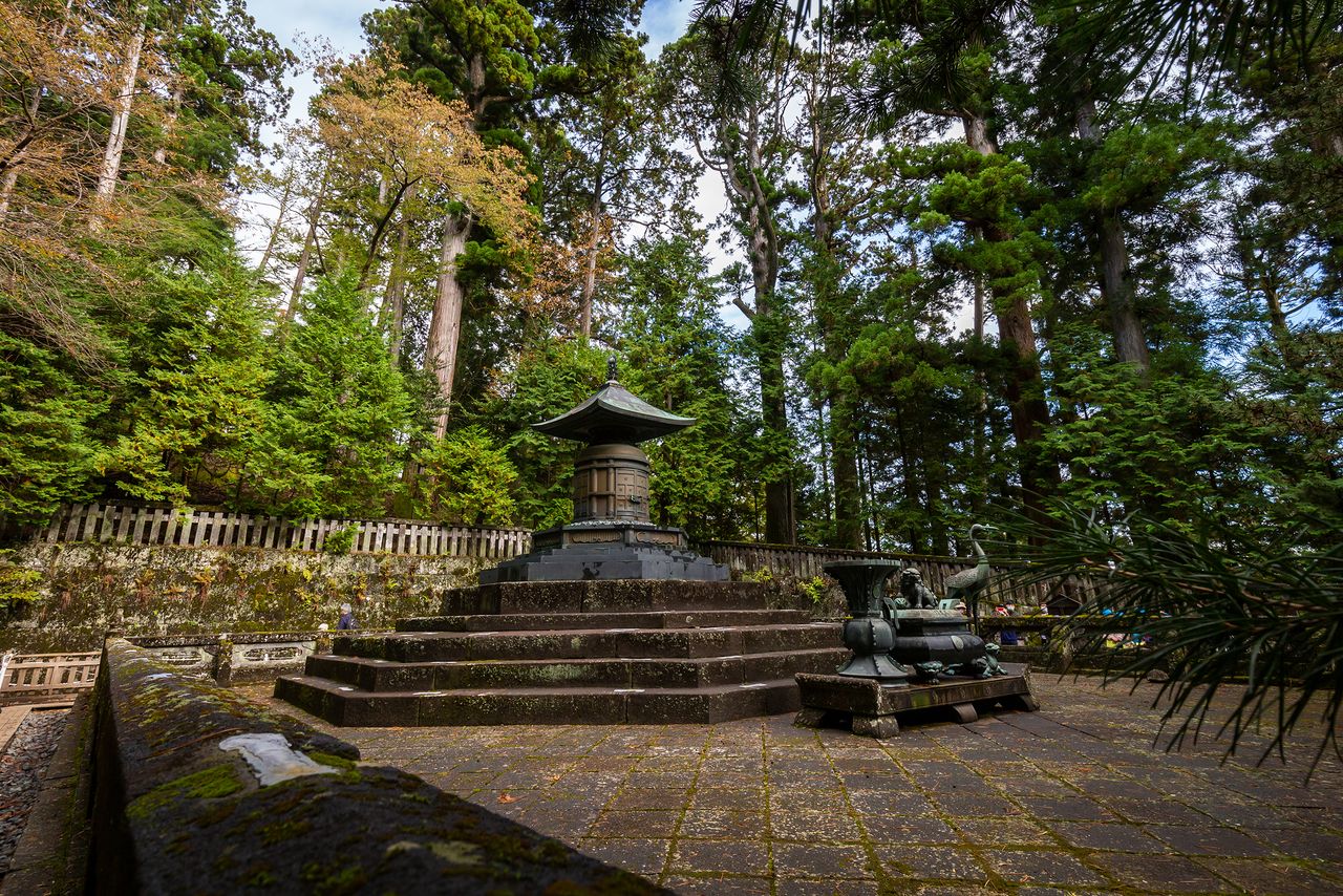 Pagoda de bronce situada en la capilla okumiya, que alberga la tumba de Tokugawa Ieyasu. Delante de ella, un florero, un candelero y un incensario, estos dos últimos con forma de grulla y de león, respectivamente. (Imagen de la redacción de nippon.com)