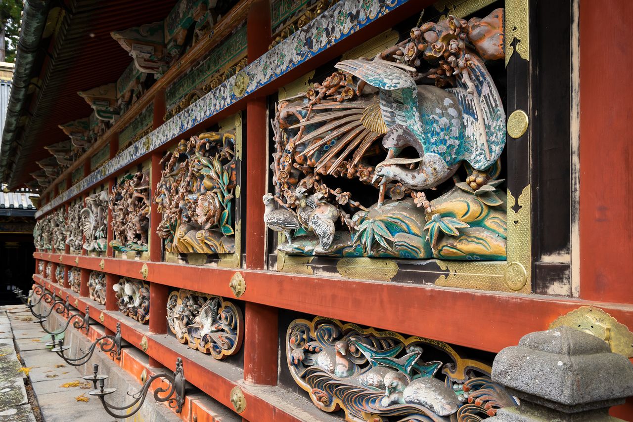 El pasillo a ambos lados de la puerta Yōmei también es un Tesoro Nacional. Las bellas tallas policromadas de las celosías fueron elaboradas en su totalidad a partir de una sola tabla de madera. (Imagen de la redacción de nippon.com)