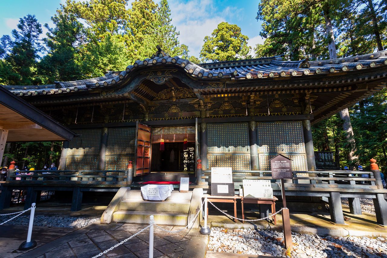 La capilla okumiya, Propiedad Cultural de Importancia. Detrás de ella se encuentran la puerta Inuki y la pagoda. (Imagen de la redacción de nippon.com)