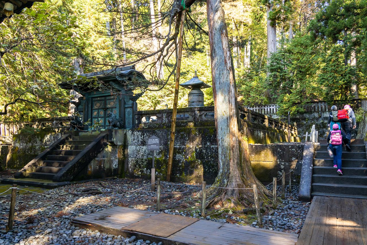 La imponente puerta Inuki, del tipo karamon, estaría hecha a partir de un solo molde, a excepción de las hojas. Es posible dar una vuelta alrededor de la pagoda. (Imagen de la redacción de nippon.com)