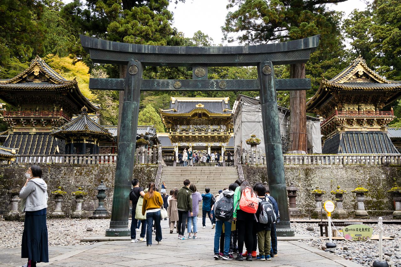 El torii de bronce, Propiedad Cultural de Importancia de Japón. Cuentan que los dioses nos serán favorables si nos quedamos de pie en la parte del pórtico sintoísta en la que se encuadra la puerta Yōmei. (Imagen de la redacción de nippon.com)