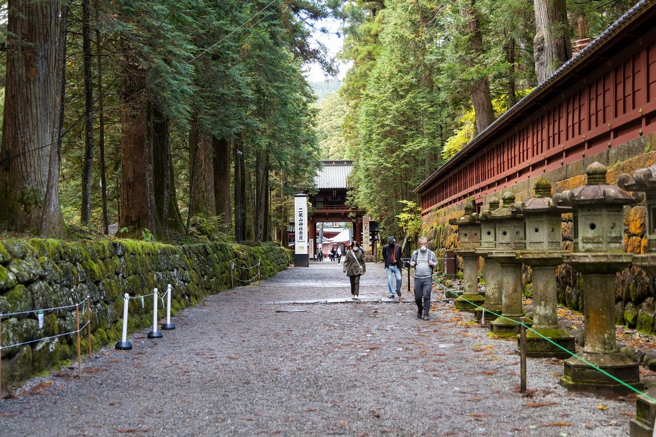 El santuario Futarasan, al fondo del camino Kamishin. (Imagen de la redacción de nippon.com)