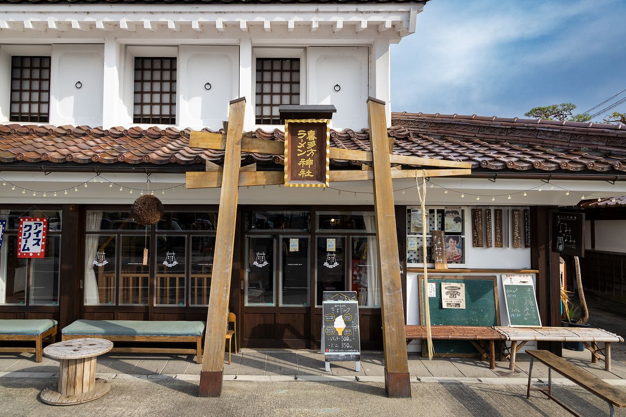 El establecimiento Santuario del Ramen de Kitakata en la calle comercial Retro Yokochō. Un bol de ramen está consagrado como objeto sagrado en la tienda, que está repleta de productos especiales y souvenirs.