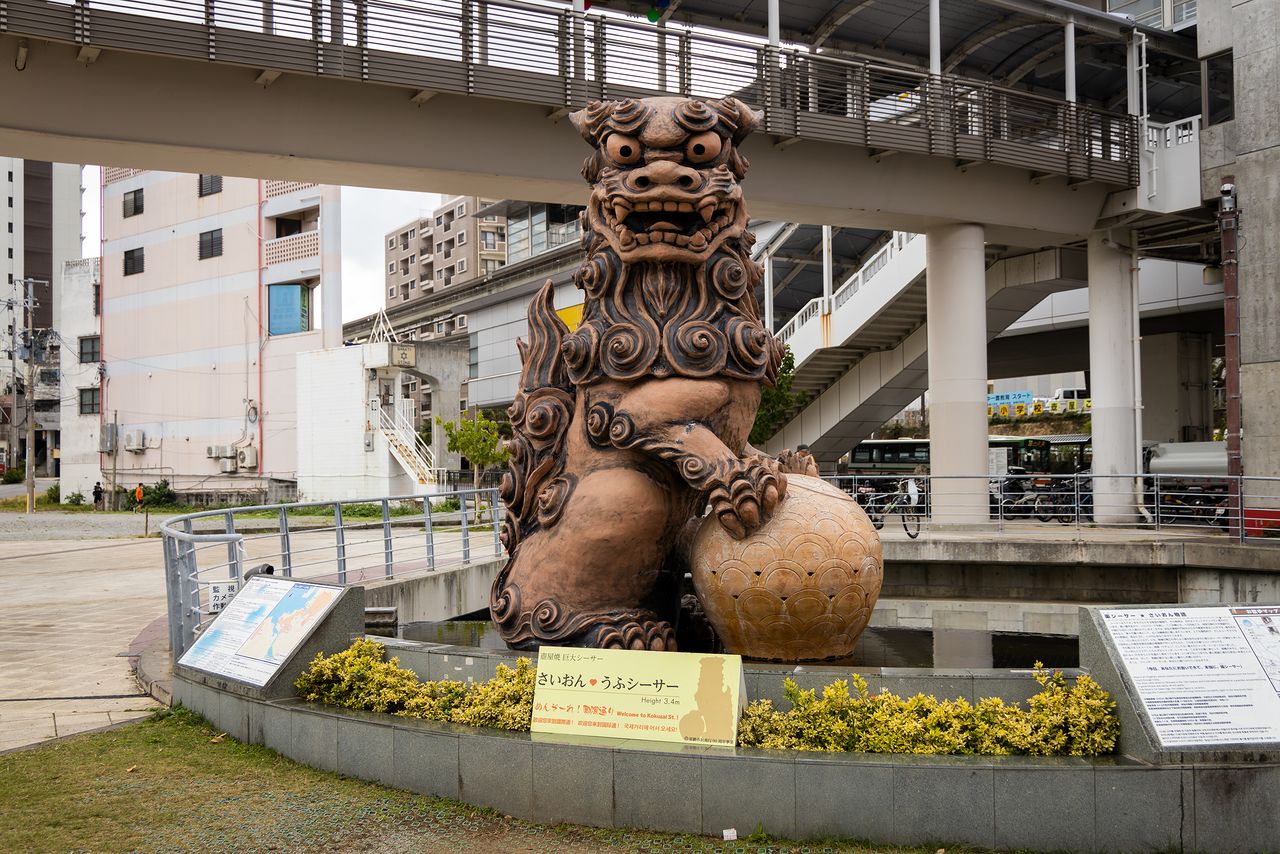 Un enorme shīsā de cerámica Tsuboya-yaki cerca de la estación de Makishi en Kokusai Dōri también sostiene una gema.