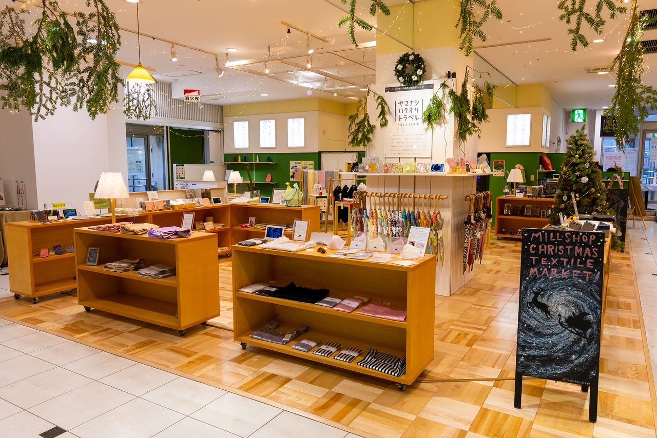 La tienda Yamanashi Hataori Travel MILL SHOP, que ofrece una selección de productos textiles locales, en el centro comercial Q-STA, conectado directamente con la estación de Fujisan.