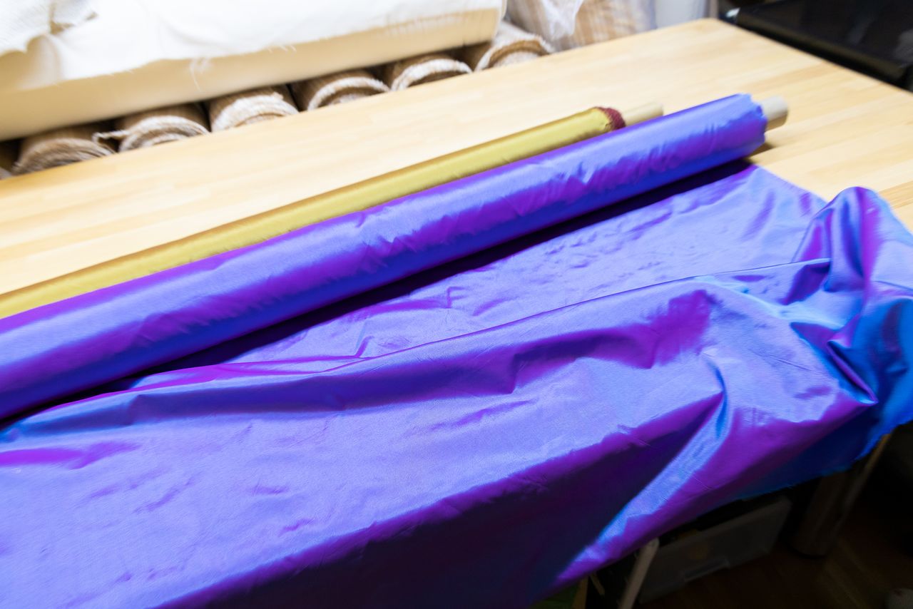 El color magnífico de la seda kaiki. Es una tela monocromática que cambia delicadamente de color dependiendo de la luz.