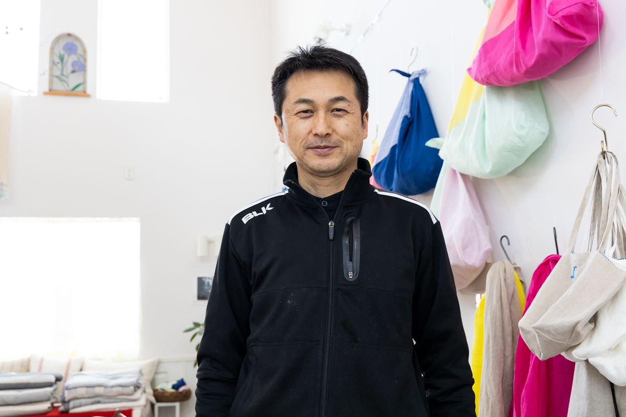 Kobayashi rodeado de sus productos fabricados con lino de alta calidad.
