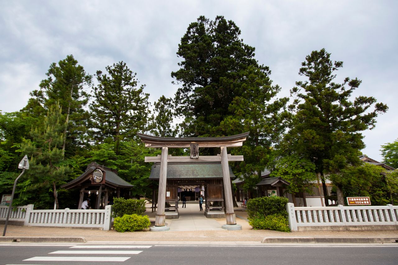 Acceso al santuario Yaegaki. Detrás del torii —puerta de entrada al recinto sagrado de un santuario sintoísta—, se ve la puerta principal, zuishinmon en japonés (puerta sagrada).
