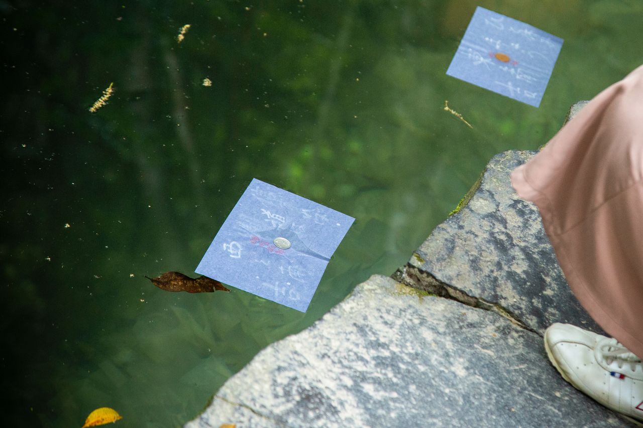 Se recomienda usar una moneda de diez o de cien yenes.